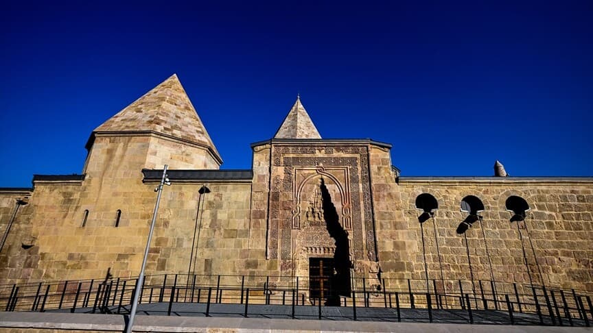 Divriği Ulu Camii kapılarındaki gölgeler ziyaretçileri etkiliyor
