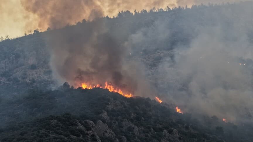 Antalya'daki orman yangınına müdahale devam ediyor