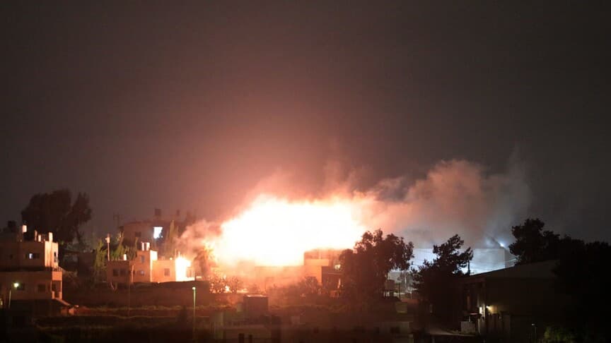 İsrailliler Batı Şeria'da bir evi ateşe verdi, 2 Filistinliyi kaçırdı