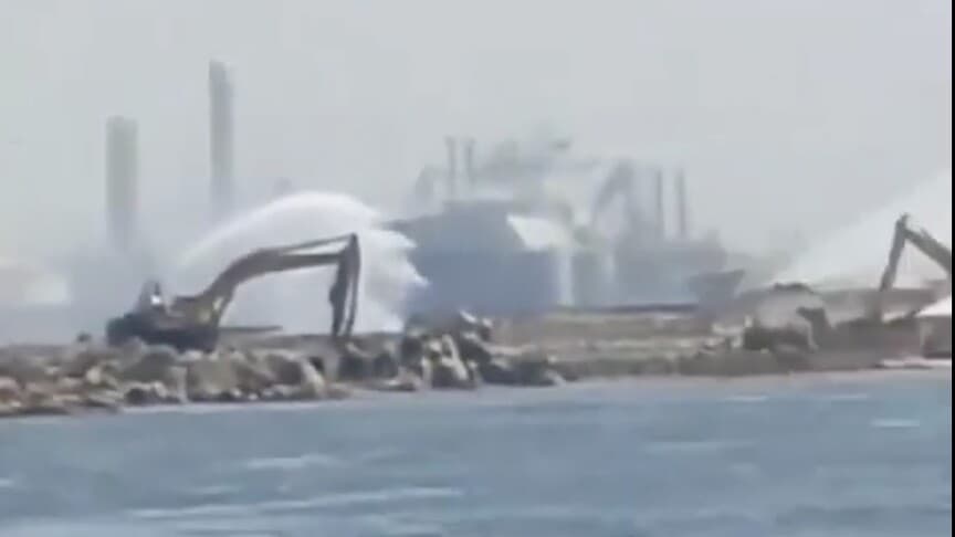 Mısır Dimyat Limanı'ndaki gazlaştırma gemilerinde yangın çıktı
