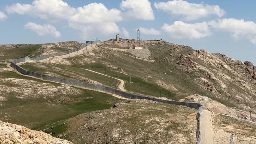 İran sınırında 6 kilometrelik alana modüler çelik duvar inşa edildi
