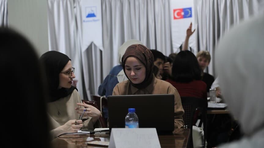 Türkiye ve Suriye'den Çerkez gençler Şam'da buluştu