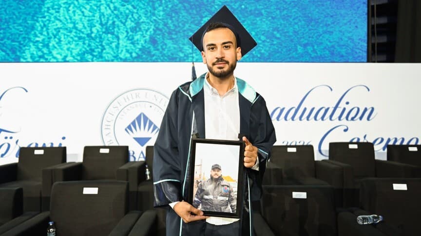 Lübnanlı genç mezuniyet törenine ağabeyinin fotoğrafıyla katıldı