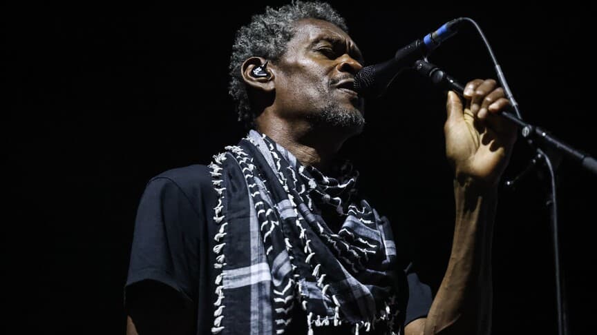 Massive Attack grubuna, konserinde Filistin bayrağı açtığı için soruşturma açıldı