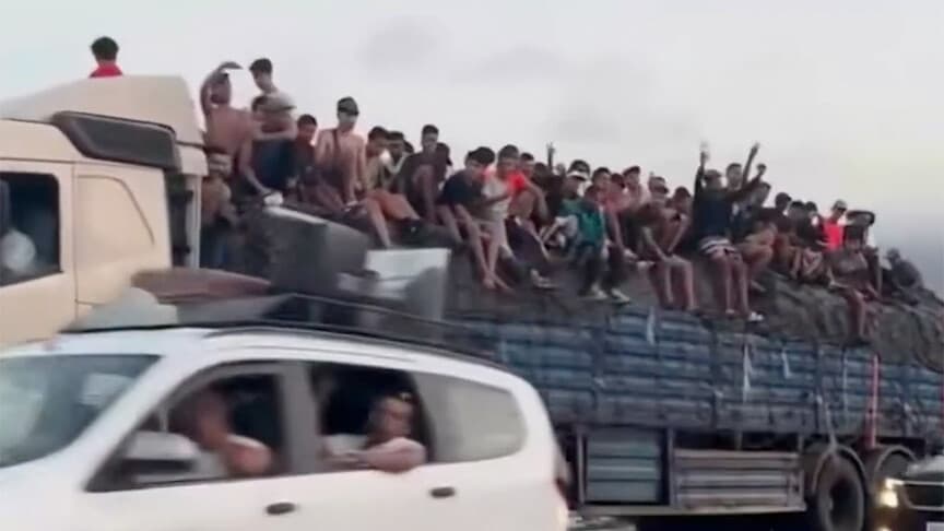 Düzensiz göçmenlerin İspanya'nın Sebte kentine kamyonla geçiş görüntüleri