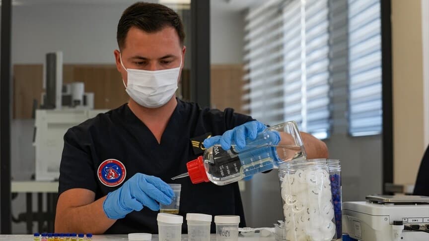Jandarma Kriminal Laboratuvarı delilleri adalet için inceliyor