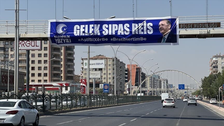 AK Parti Diyarbakır Gençlik Kolları, Erdoğan'a teşekkür pankartı astı