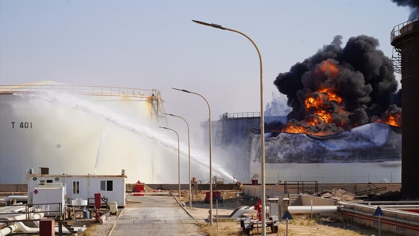 Libya'da Zaviye Petrol Kompleksine İHA saldırısı sonrası yangın söndürme çalışmaları devam ediyor