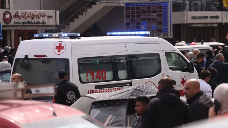 İsrail'in Lübnan'da yaralı taşıyan ambulansa saldırısında 2 kişi yaralandı
