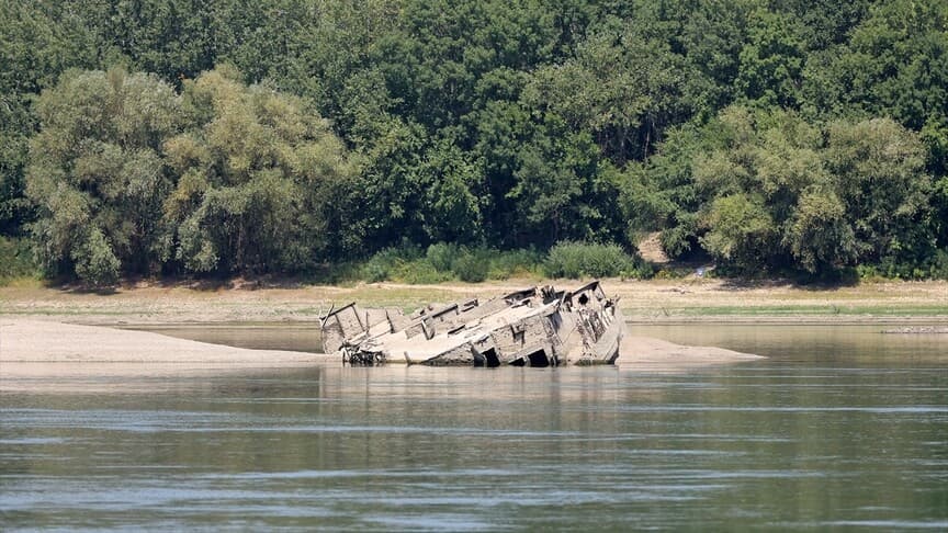 Sırbistan'da Tuna Nehri'nin çekilmesiyle savaş gemisi kalıntısı bulundu
