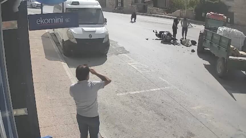 Mersin'de motosiklet ve traktör çarpıştı, sürücü yaralandı