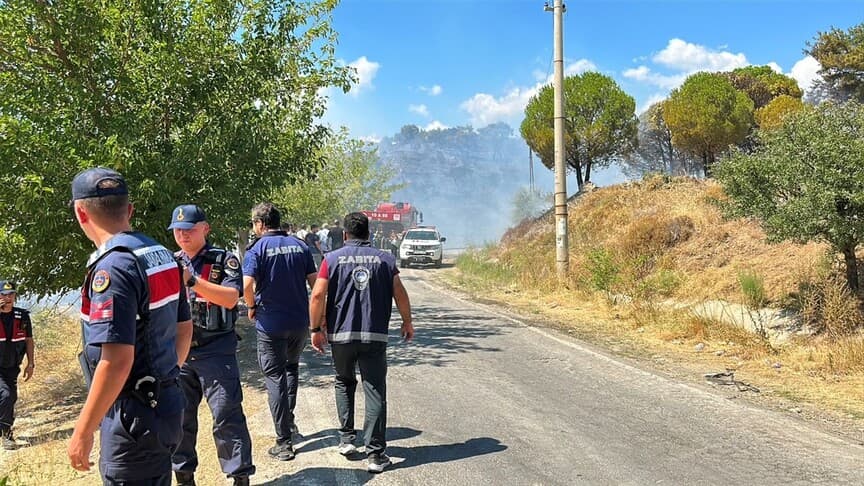 Balıkesir'de ormana sıçrayan yangına müdahale ediliyor