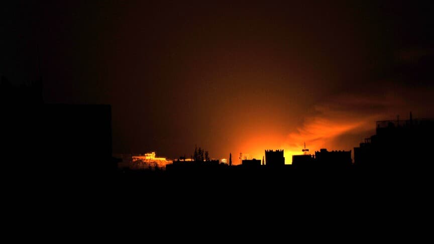 Husiler, Yemen'deki El-Muha Limanı'nı füzelerle vurdu