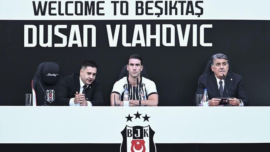Beşiktaş, Dusan Vlahovic için imza töreni düzenledi