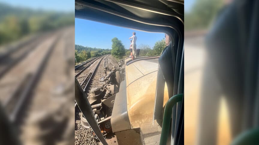 İngiltere'de yolcu treni raydan çıktı, 11 kişi yaralandı