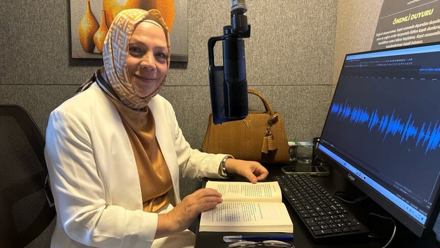 Gönüllüler, Rami Kütüphanesi'nde görme engelliler için kitap okuyor