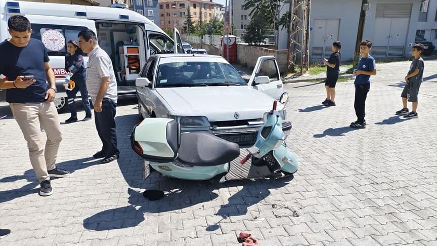 Çorum'da motosiklet ile otomobil çarpıştı, sürücü yaralandı