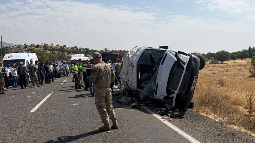 Diyarbakır'da devrilen minibüste 2 kişi hayatını kaybetti, 12 kişi yaralandı