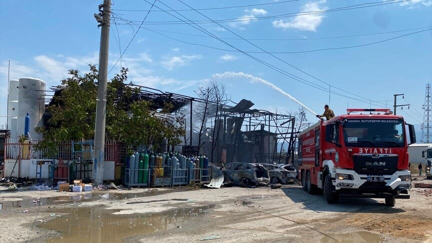 Manisa'daki oksijen dolum tesisinde yangın: 2 ölü, 2 yaralı