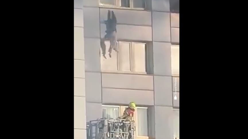 Berlin'de yangında 11. kattan kurtarma sepetine atlayan kadın hafif yaralandı