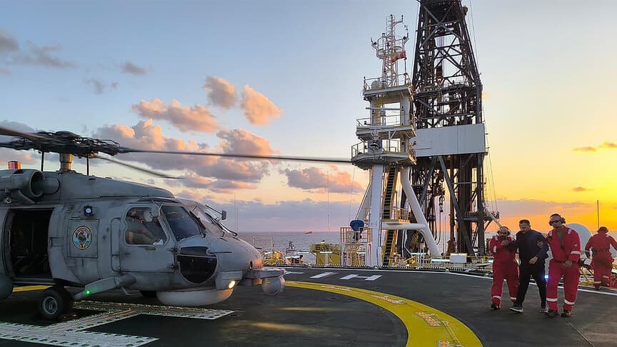 Fatih sondaj gemisinde iş kazası geçiren personel helikopterle tahliye edildi