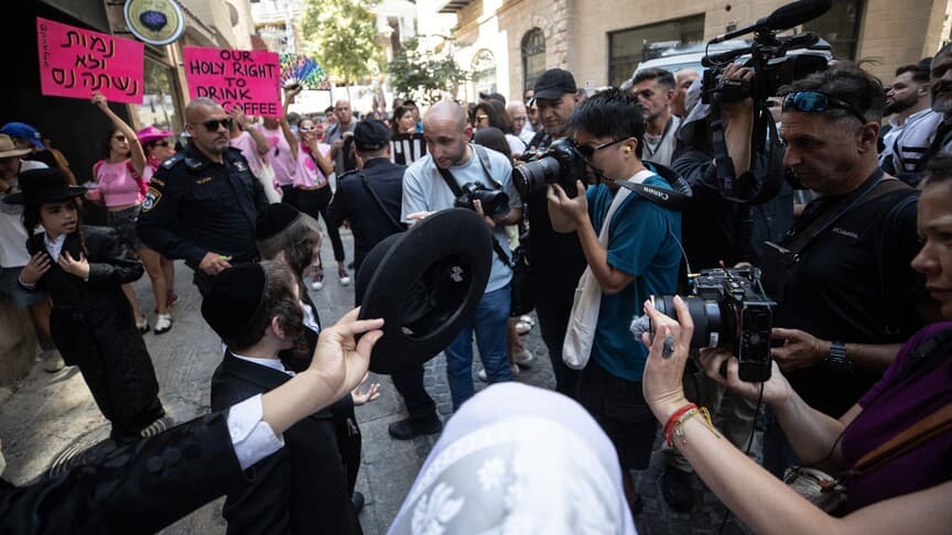 Haredi Yahudiler, Batı Kudüs'teki kafeyi Şabat yasağını ihlal ettiği için protesto etti