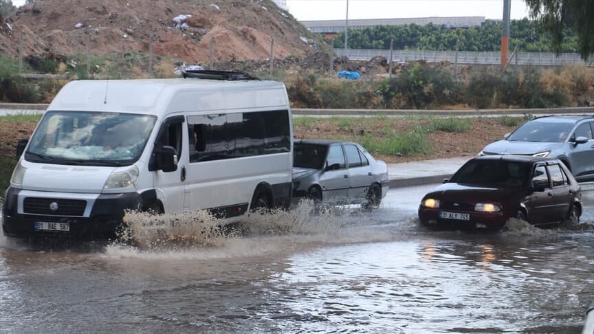 Adana'da sağanak yağış ve rüzgar etkili oldu