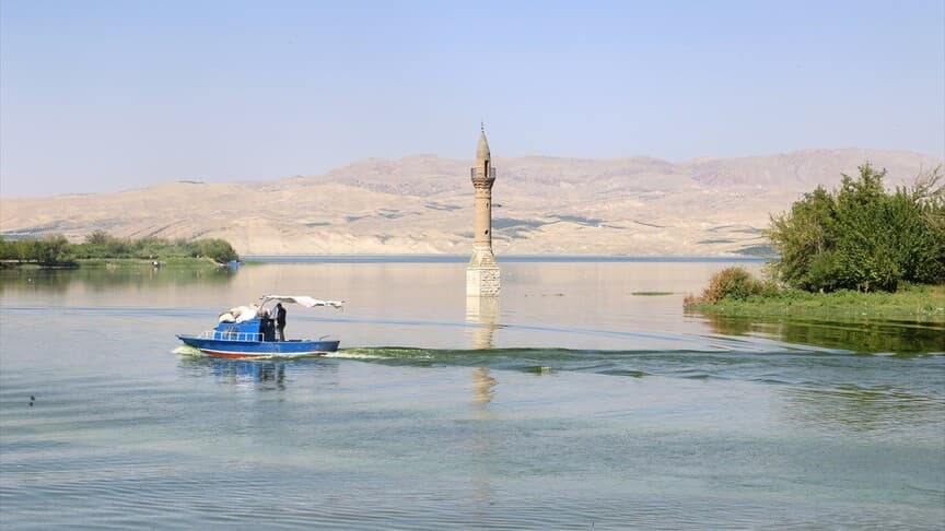 Karakaya Baraj Gölü'ndeki su altındaki yalnız minare dronla görüntülendi