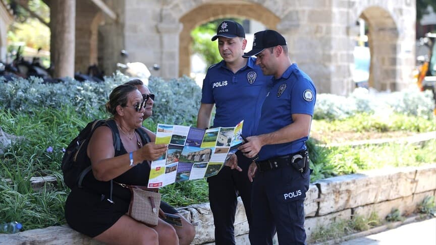Antalya'da turizm polisleri tatilcilerin güvenliği için sahada