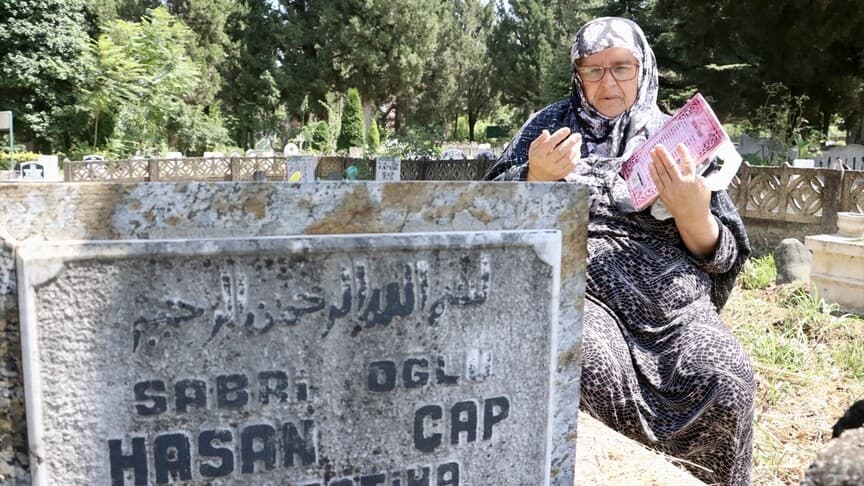 Marmara Depremi'nde oğlunu ve gelinini kaybeden kadın 27 yıldır acısını yaşıyor