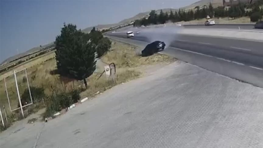 Konya'da iki otomobil çarpıştı, 2 ölü 1 yaralı