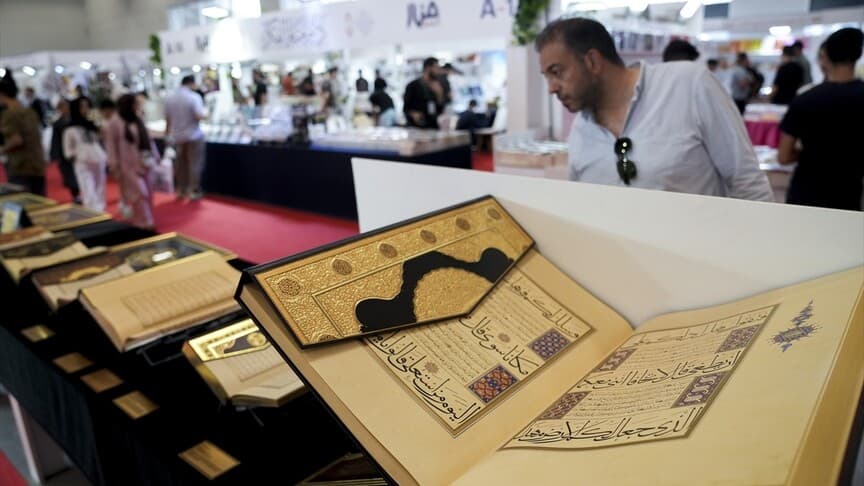 Arapça Kitap Fuarı'nda nadir yazmalar sergileniyor
