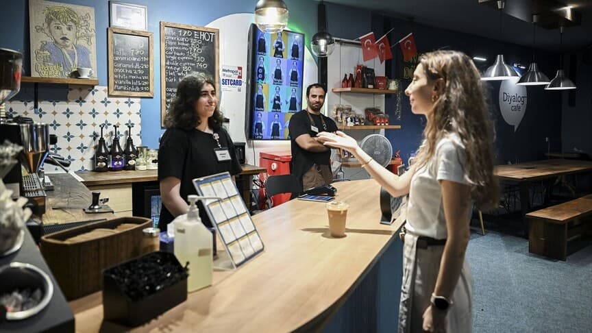 Diyalog Kafe'de kahve siparişleri işaret diliyle alınıyor
