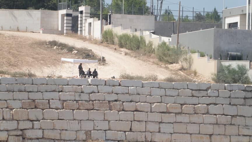 İsrailliler, Kusra'daki 3 Filistinli evini 11 gündür abluka altında tutuyor