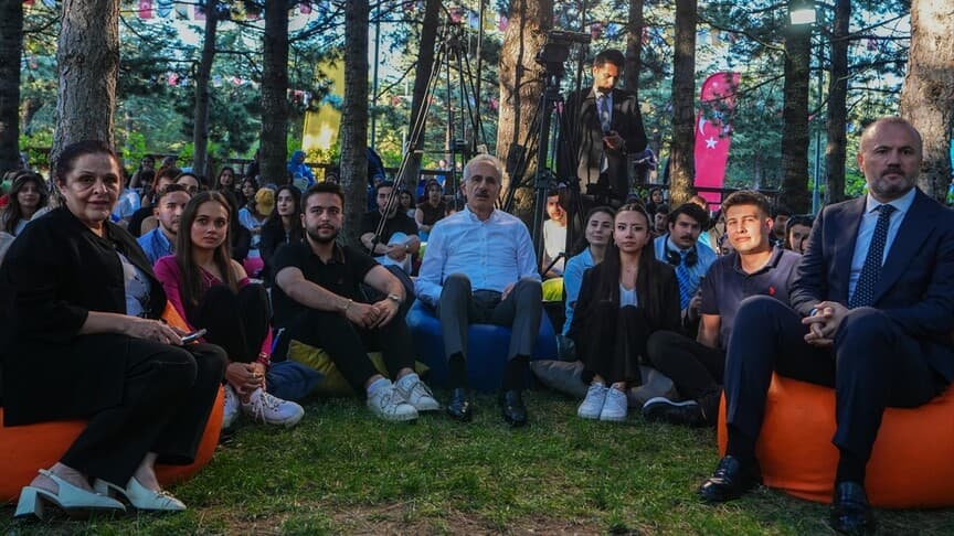 Bakan Uraloğlu, stajyer öğrencilerle bir araya geldi