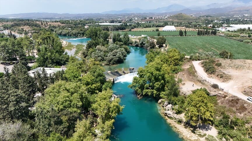 Manavgat Şelalesi, yaz aylarında turistleri çekiyor