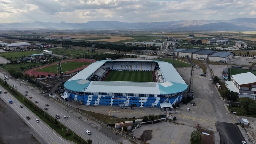 Erzurumspor taraftarları 3 yıl aradan sonra stadyumda yerini alacak