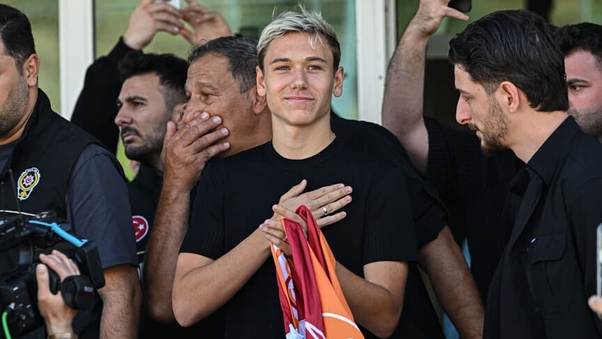 Galatasaray, Aleksey Batrakov ile 5 yıllık sözleşme imzaladı