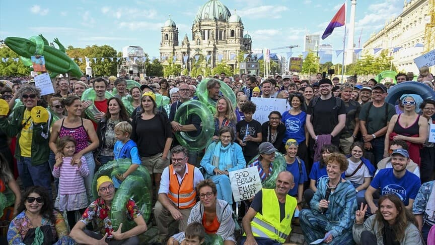 Berlin'de 101 yıldır süren Spree Nehri yüzme yasağına karşı protesto düzenlendi
