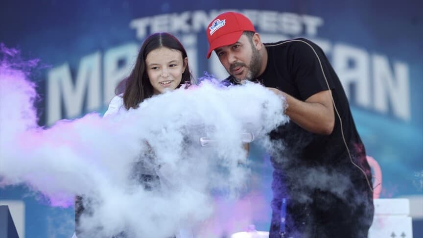 TEKNOFEST Mavi Vatan'da çocuklar bilim deneyleri yapıyor