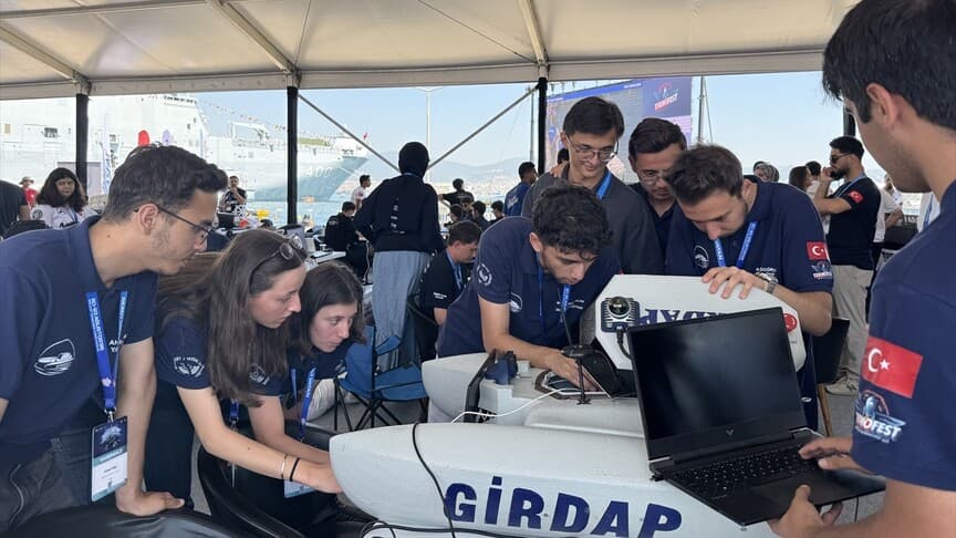 TEKNOFEST Mavi Vatan'da gençler insansız deniz araçlarını sergiliyor