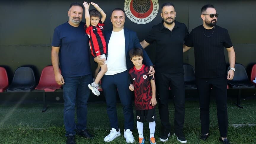 Gençlerbirliği, Fenerbahçe maçında forması çıkarılan çocuğu misafir etti
