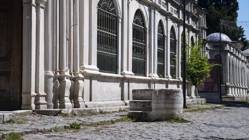 İstanbul'daki binek taşları tarihi yapılar arasında yer alıyor