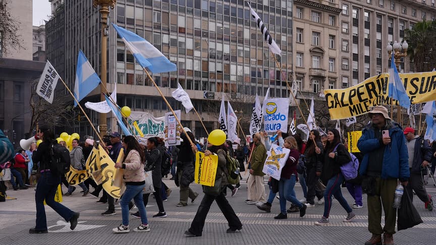 Arjantin'de binlerce kişi 30 bin şirketin kapanmasını protesto etti