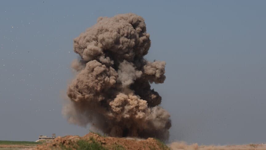 Suriye'de güvenlik güçlerini taşıyan otobüse bombalı saldırı yapıldı