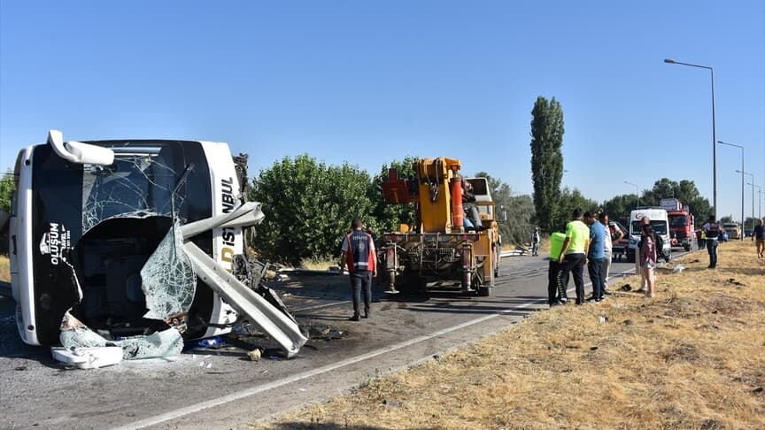 Afyonkarahisar'da yolcu otobüsü devrildi, 22 kişi yaralandı