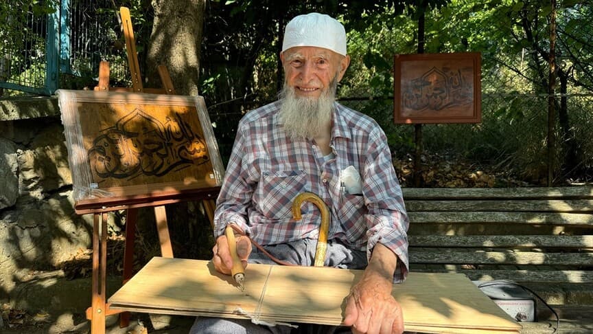 Yaşar Kaykun, yaşına rağmen ahşap yakma ve hat sanatını sürdürüyor
