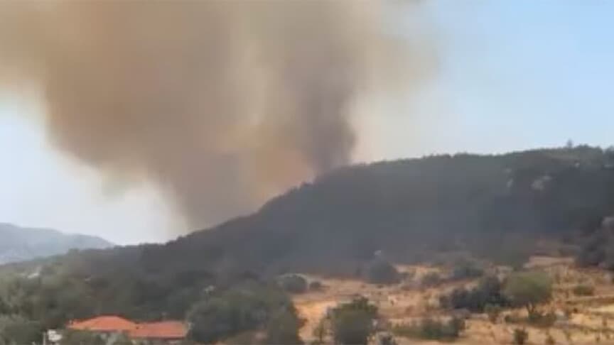 Kaş'taki orman yangınına havadan ve karadan müdahale ediliyor