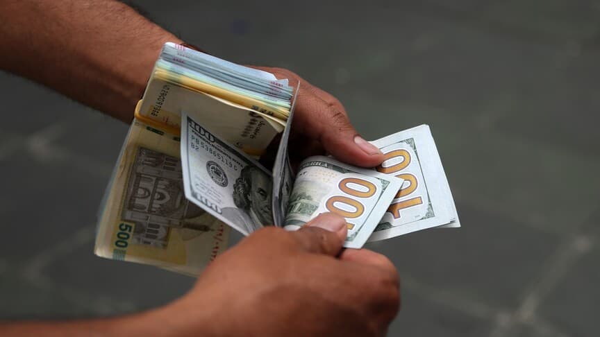 İran'da dolar serbest piyasada 200 bin tümeni aştı
