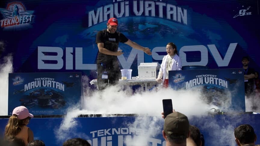 TEKNOFEST Mavi Vatan'da çocuklar bilim deneyleriyle eğlendi
